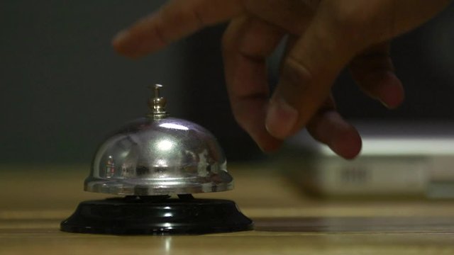 tocando un timbre de campana