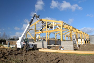 Construction batiment d'élevage à ossature bois. Montage de la charpente