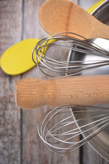 attrezzi per cucinare in legno e metallo