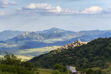 Fototapeta na wymiar Antiguo poblado medieval en la cima de una colina