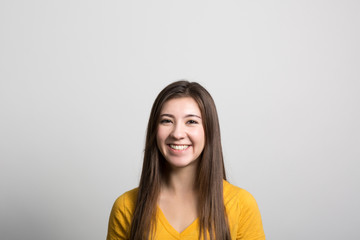 Obraz premium Studio portrait of an excited young woman 