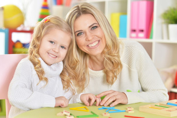 Naklejka premium Close up portrait of mother teaches kid to do craft items