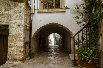 Fototapeta na wymiar Antigua calle en piedra con arcos