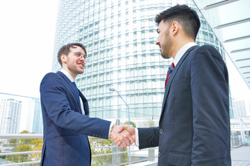 握手するビジネスマン