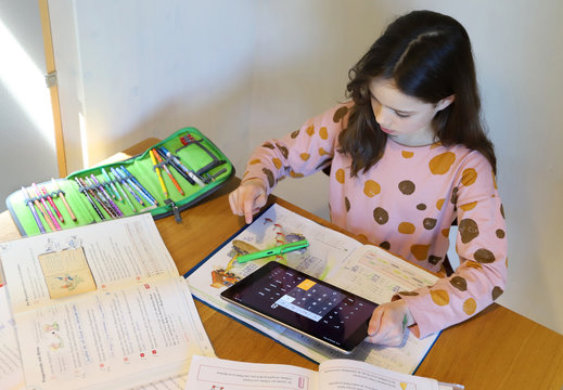 Ein Mädchen macht während der Corona Krise Schularbeiten zuhause am 24.03.2020.