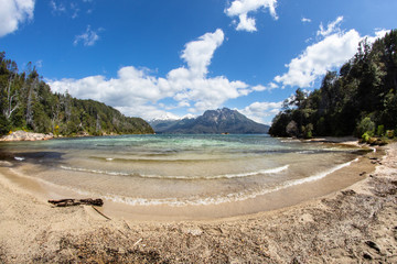 playa con montaña, patagonia argentina