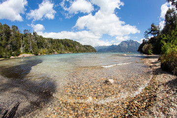 playa con montaña, patagonia argentina
