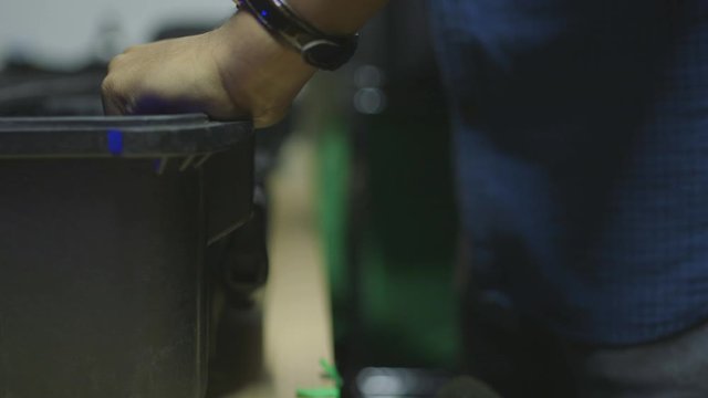 hombre joven abriendo y cerrando un case de proteccion