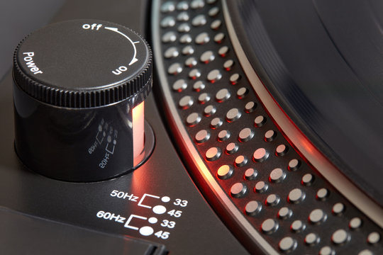 Detailaufnahme eines Schallplattenspielers für das Retro-Erlebnis beim Musikhören.