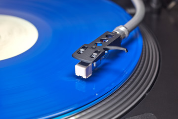 Detailaufnahme eines Schallplattenspielers für das Retro-Erlebnis beim Musikhören.