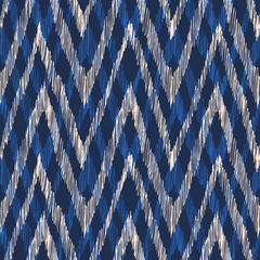 Handgetekende Indigo gekleurde Ikat Weave Chevron Vector naadloze patroon. Moderne retro zigzag gaometrische print, perfect voor textiel, mode, achtergrond. Vrouwelijke Tribal Boho-textuur