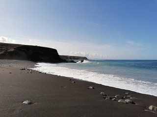 Schwarzer Strand Steilküste Wellen Meer n Farbkontraste Ozean Horizont Wasser Salzwasser Urlaub...