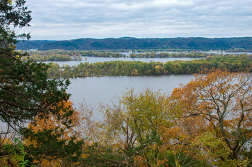 Fototapeta na wymiar Overlooking Mississippi River From Effigy Mounds