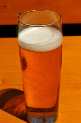 Bierglas auf einem Biertisch
