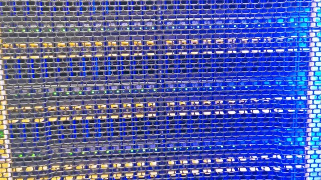 Datensicherung Festplatten f&uuml;r ein Blade Enclosure im Rechenzentrum - Bladecenter Netzwerk in einem Server-Rack 