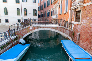 Fototapeta na wymiar The bridge over the canal in Venice