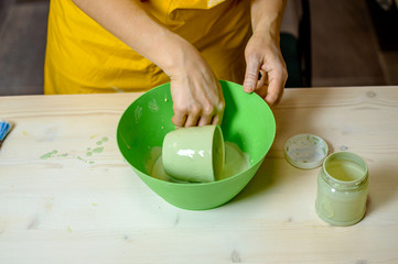 apply the glaze on the dishes