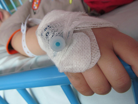 Sick child in hospital with venflon