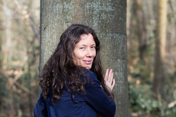 portrait jeune femme naturelle en forêt