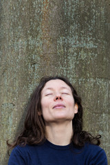 portrait jeune femme naturelle en forêt