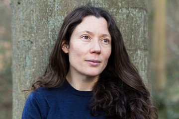 portrait jeune femme naturelle en forêt