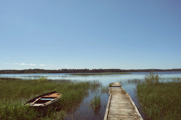 Obraz premium wooden bridge on the lake