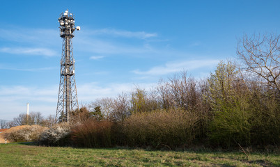 Mobilfunkmast im Feld