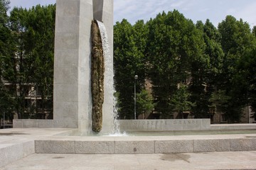 Fototapeta na wymiar Piazza Giuseppe Grandi park fountain in Milan