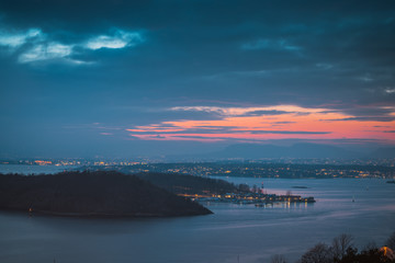 Piękny zachód słońca nad Oslo miastem stołecznym Norwegii