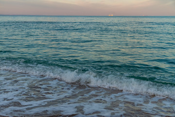 Obraz premium sea water with a wave tending to the shore