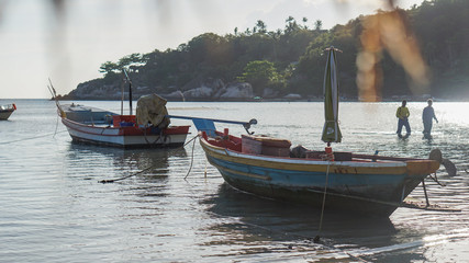 Fototapeta premium Boote auf Meer an Insel