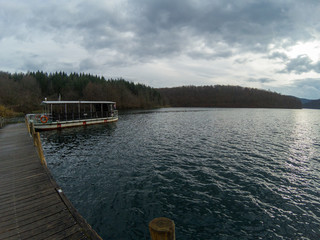 Muelle en la laguna de parque nacional.