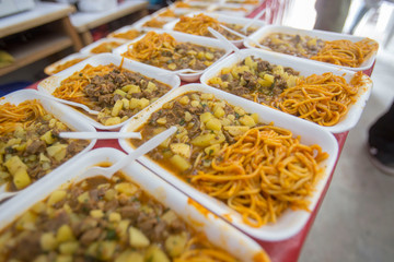 comida almuerzo típica peruana fideos platos descartables