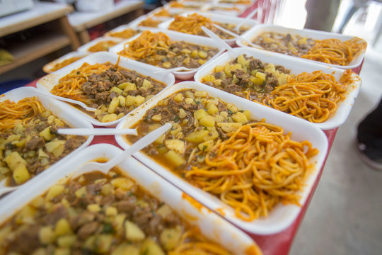 comida almuerzo t&iacute;pica peruana fideos platos descartables