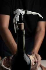 vino con destapador listo para abrir y acompañar una rica pasta cacera 
