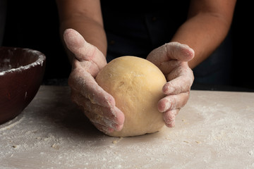 manos amazando masa casera y sana con harina en madera cocina sana y natural 