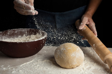 manos amazando masa casera y sana con harina en madera cocina sana y natural 