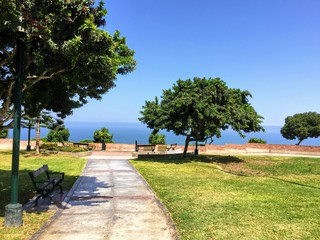 Obraz premium The beautiful views of Lima, Peru, and a nice green space looking out on the Pacific Ocean from the Miraflores Boardwalk.