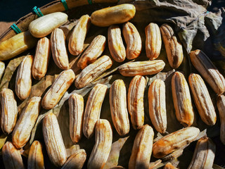 Obraz premium Dried bananas on bamboo basket.