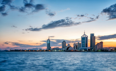 Obraz premium Qingdao's beautiful coastline architectural landscape at night..