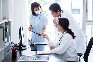 Obraz premium 患者の症状を確認する医師たち