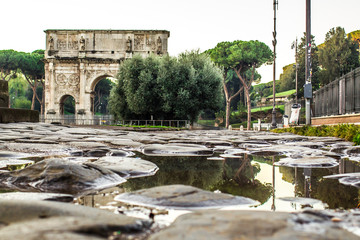 Fototapeta na wymiar Rome, early morning, the triumphal arch of Constantine, Via Triumphalis