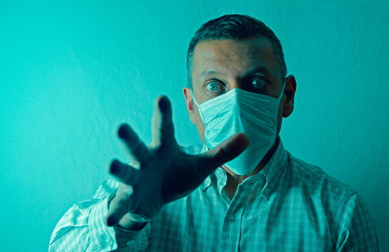 Hombre desesperado con mascarilla por el coronavirus
