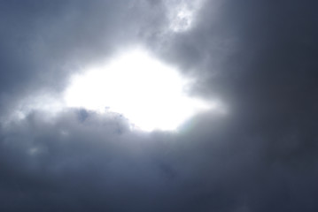 Obraz premium a bright spot in the dark frowning sky