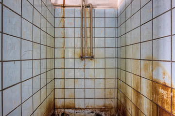 alte schmutzige Dusche