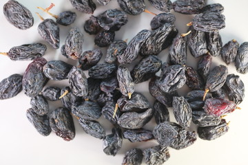 dry raisins on a white table