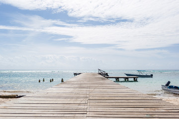 Muelle con barcos en playas de la República Dominicana