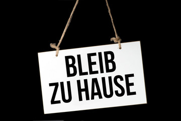 Ein Schild Bleib zu Hause wegen Coronavirus