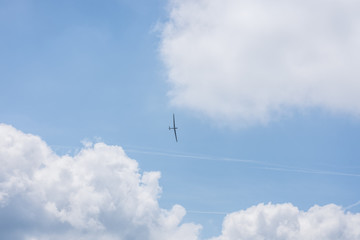 gleitflugzeug am himmel mit wolken