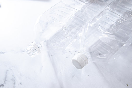 ペットボトル、水、ミネラルウォーター、分別、白背景